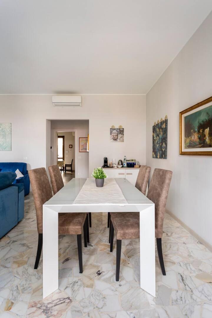Cozy room in a SHARED apartment close to Linate airport stanza in appartamento condiviso a due passi da Milano Linate