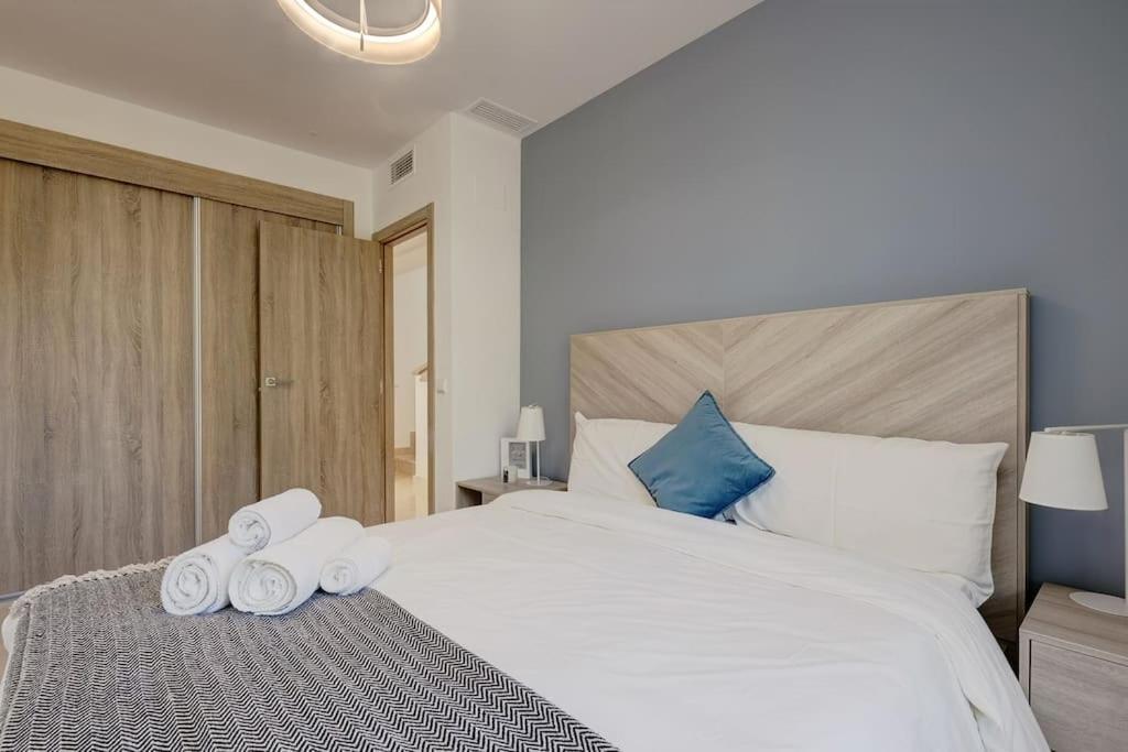 007 Modern 3 Bed Frontline Golf Townhouse in La Cala Golf Resort with Mountain Views