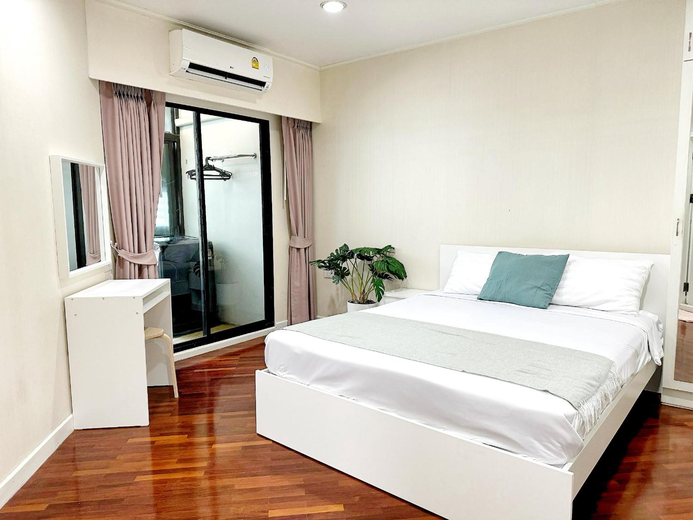 Center Bangkok Suite next to Platinum mall