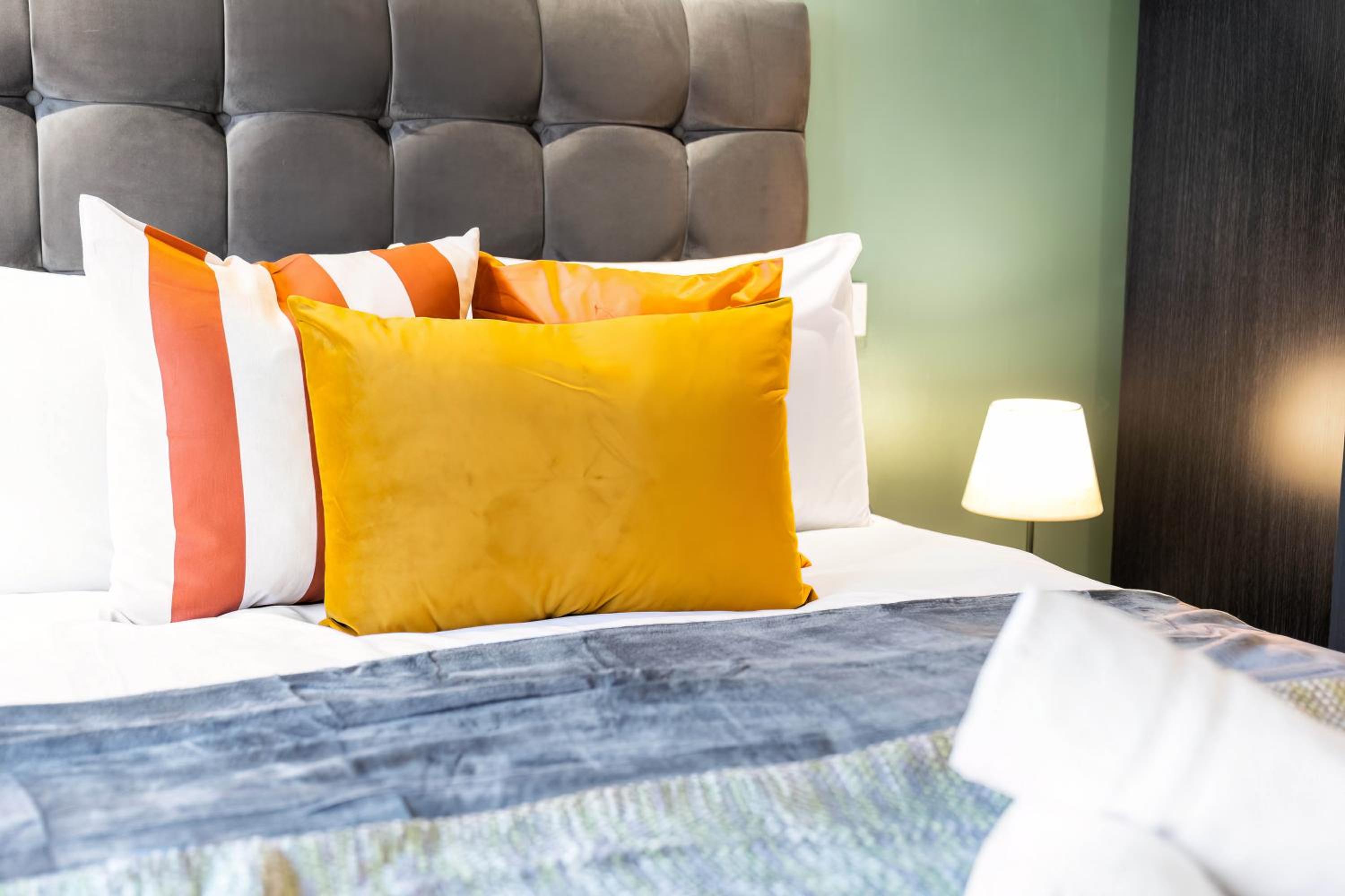 New Luxury City Centre - 2 Bedroom Apartment - Netflix - Wifi - Secure Parking 35QC view 3