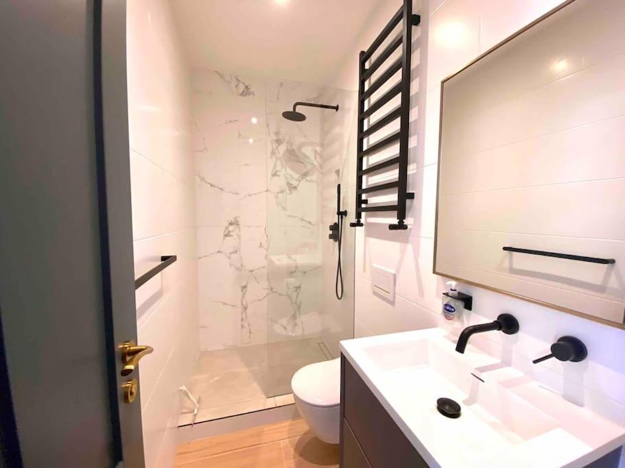 Luxury 2BR apartment & parking central Winchester view 3