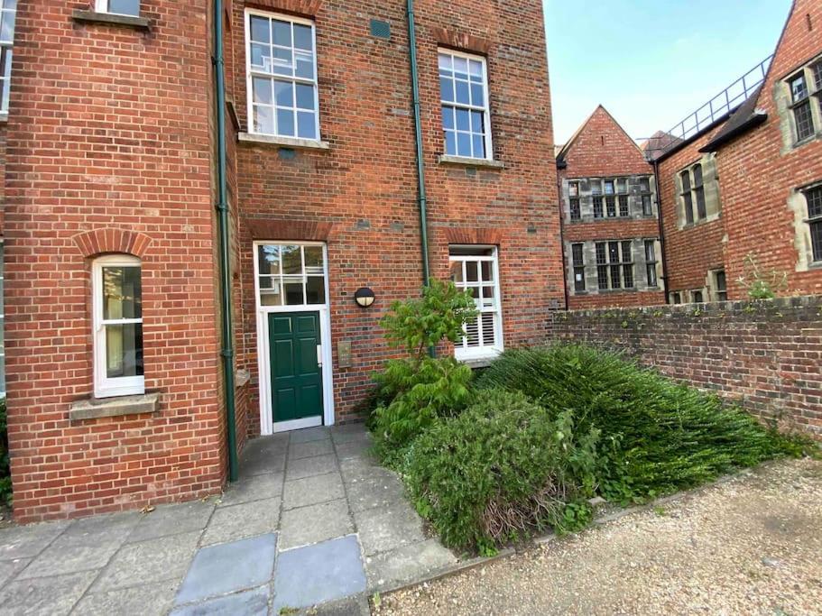 Luxury 2BR apartment & parking central Winchester view 5