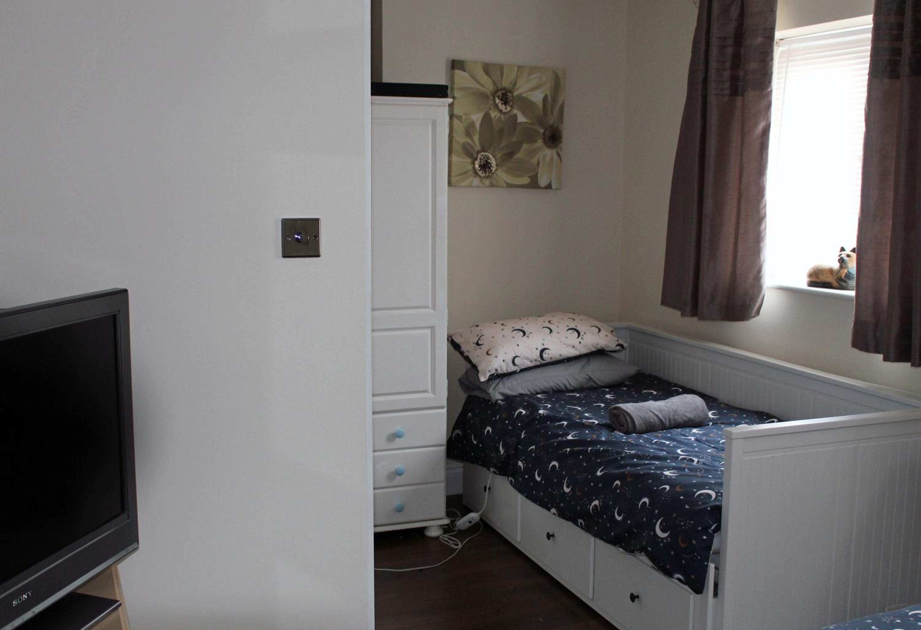 Cosy room with 3 bed spaces in a friendly bungalow view 2
