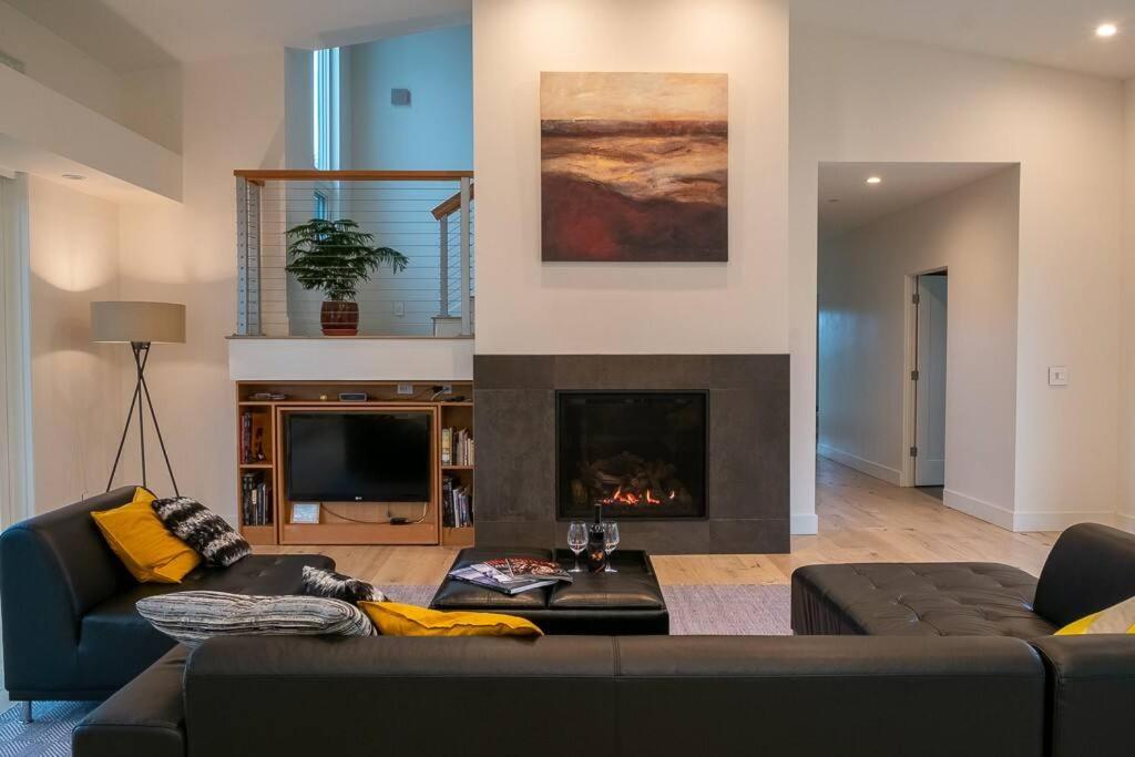 Modern Wine Country Home on 10 acres with vineyard