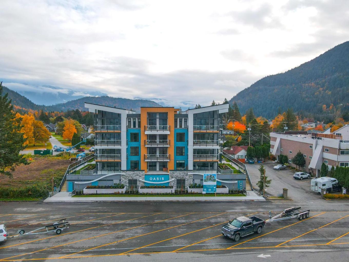 Dreamy Panoramic Lakeview 1 Bedroom plus Den