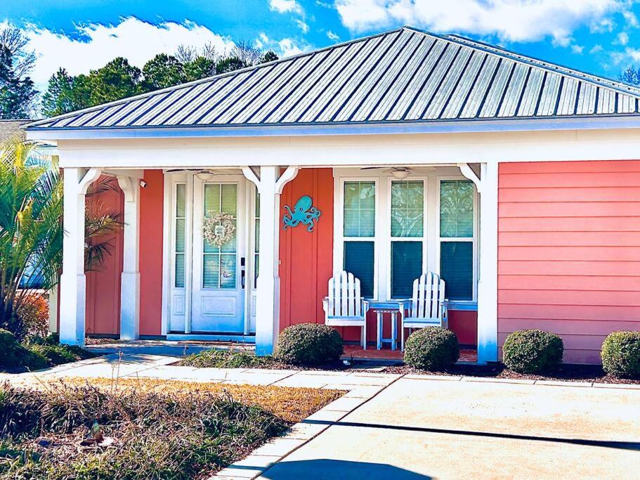 Hotel Stunning Hidden Gem w/ 2 Pools Beach Golf & Shops - Image 1