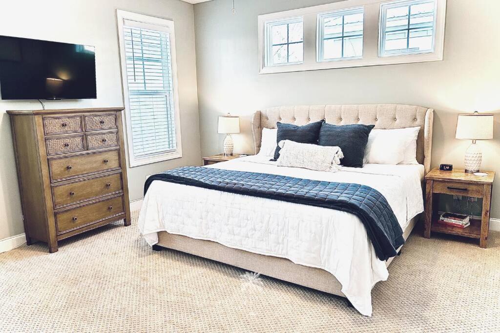 Stunning Hidden Gem w/ 2 Pools Beach Golf & Shops view 3