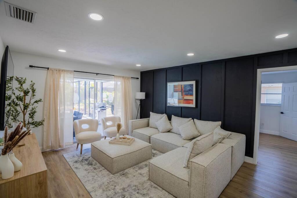 Heated Pool Villa/3 beds/Beach/Downtown/Game Room view 2