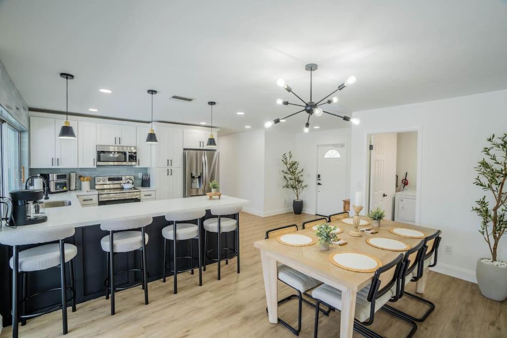 Heated Pool Villa/3 beds/Beach/Downtown/Game Room view 5