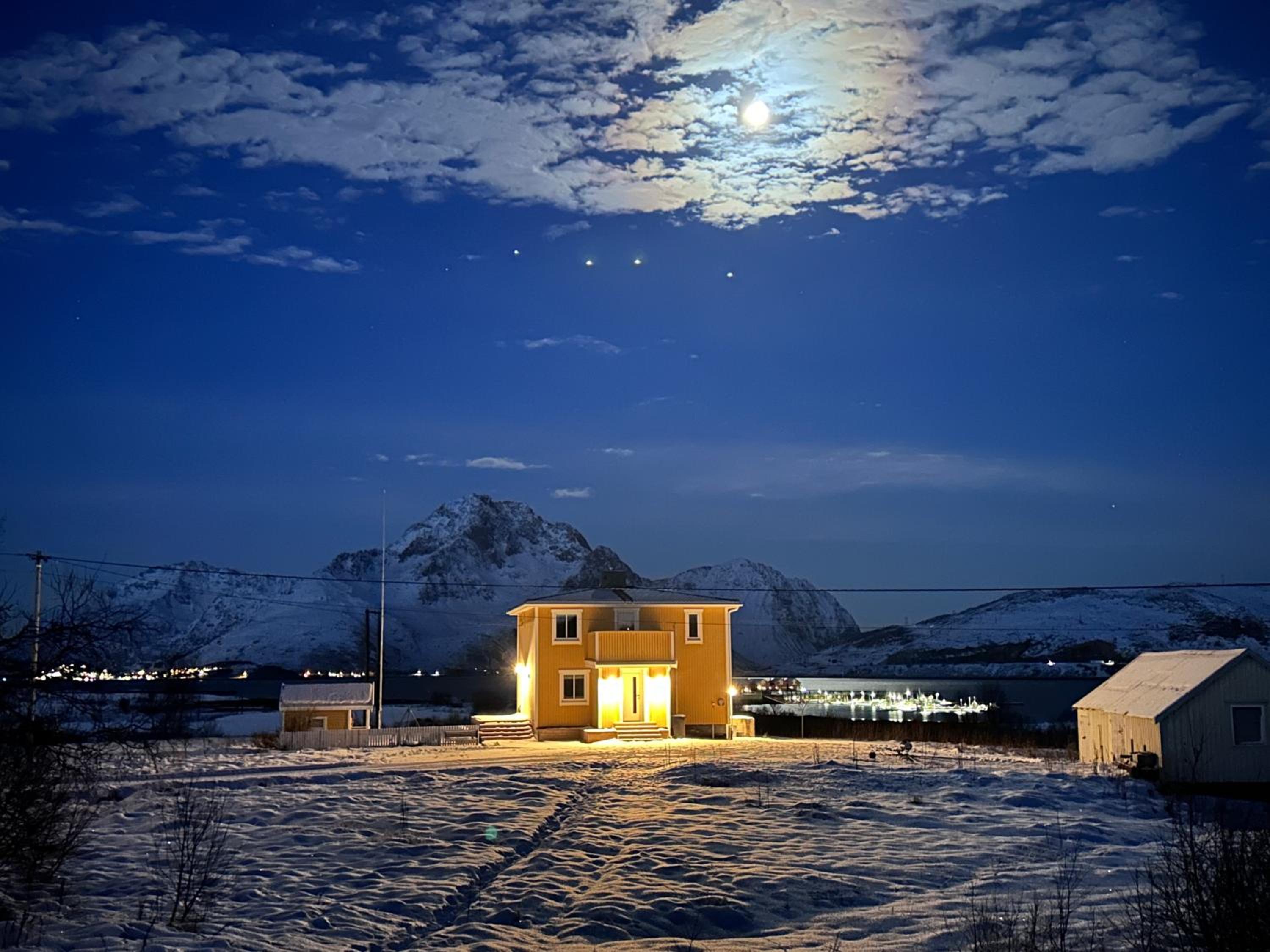 PederStua, a classic fisherman's farm house in the middle of Lofoten view 4