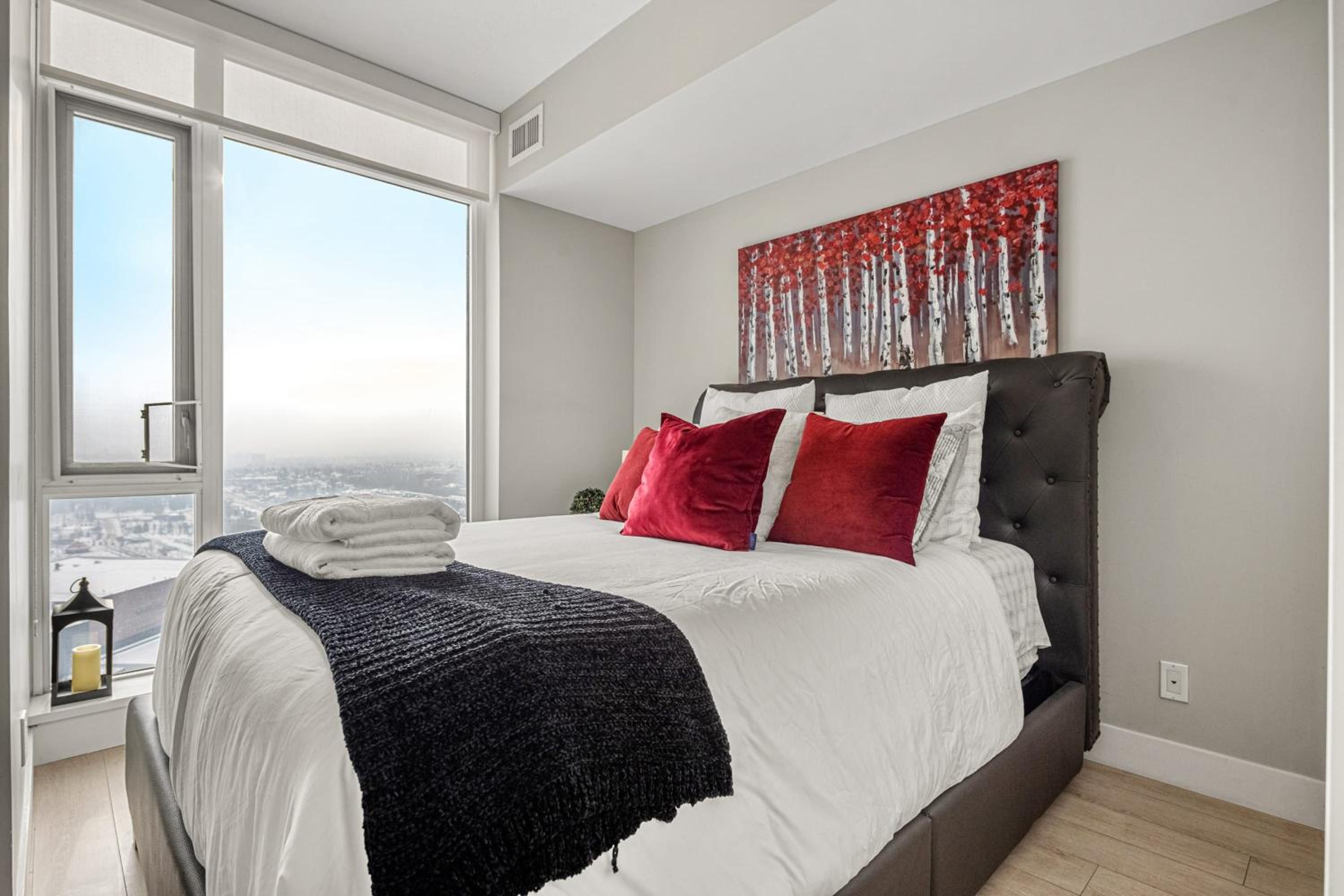 PRIME Downtown 34th FL - Near Stampede, Casino, Bars! FREE Banff Pass, Parking, Wine!