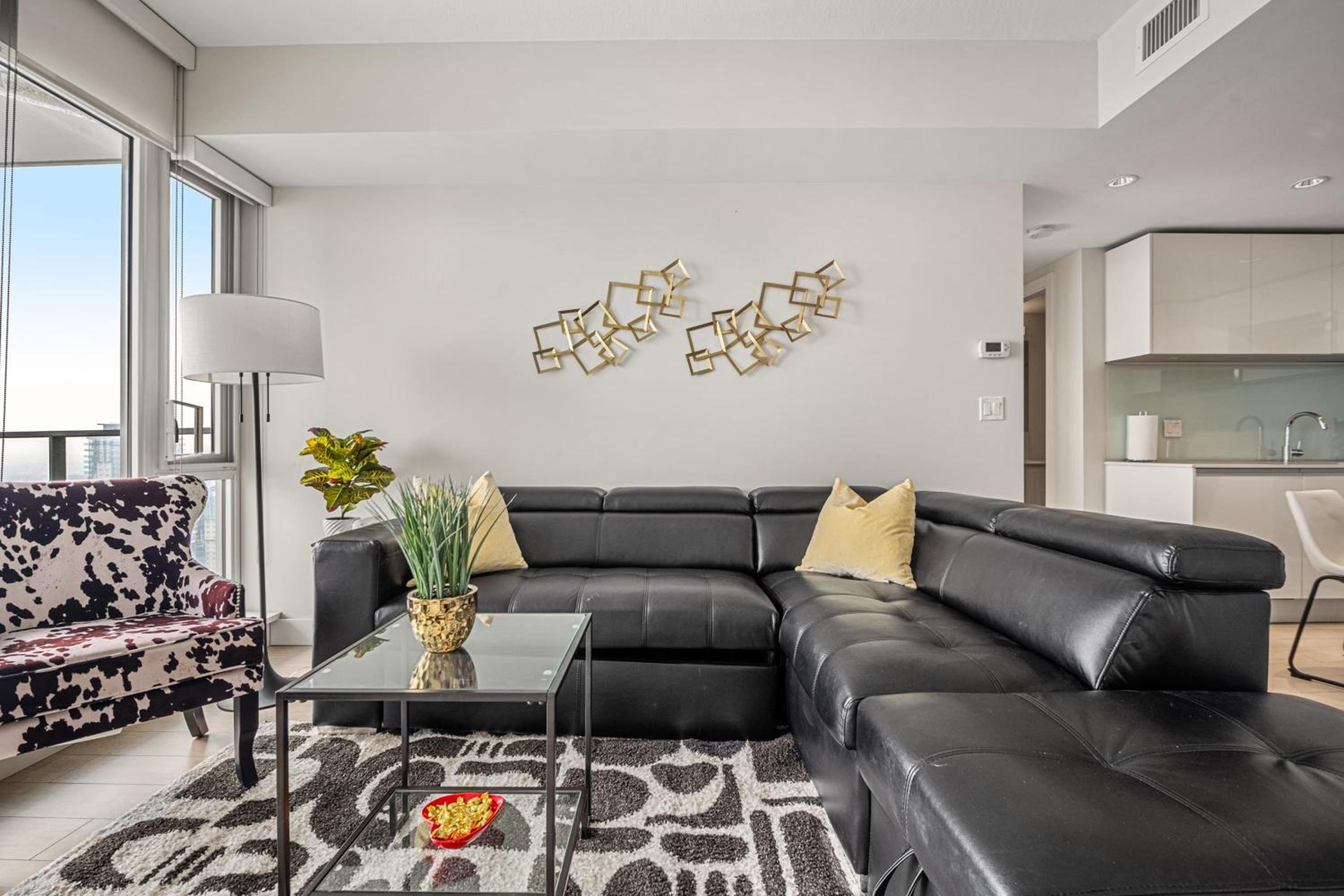 PRIME Downtown 34th FL - Near Stampede, Casino, Bars! FREE Banff Pass, Parking, Wine!