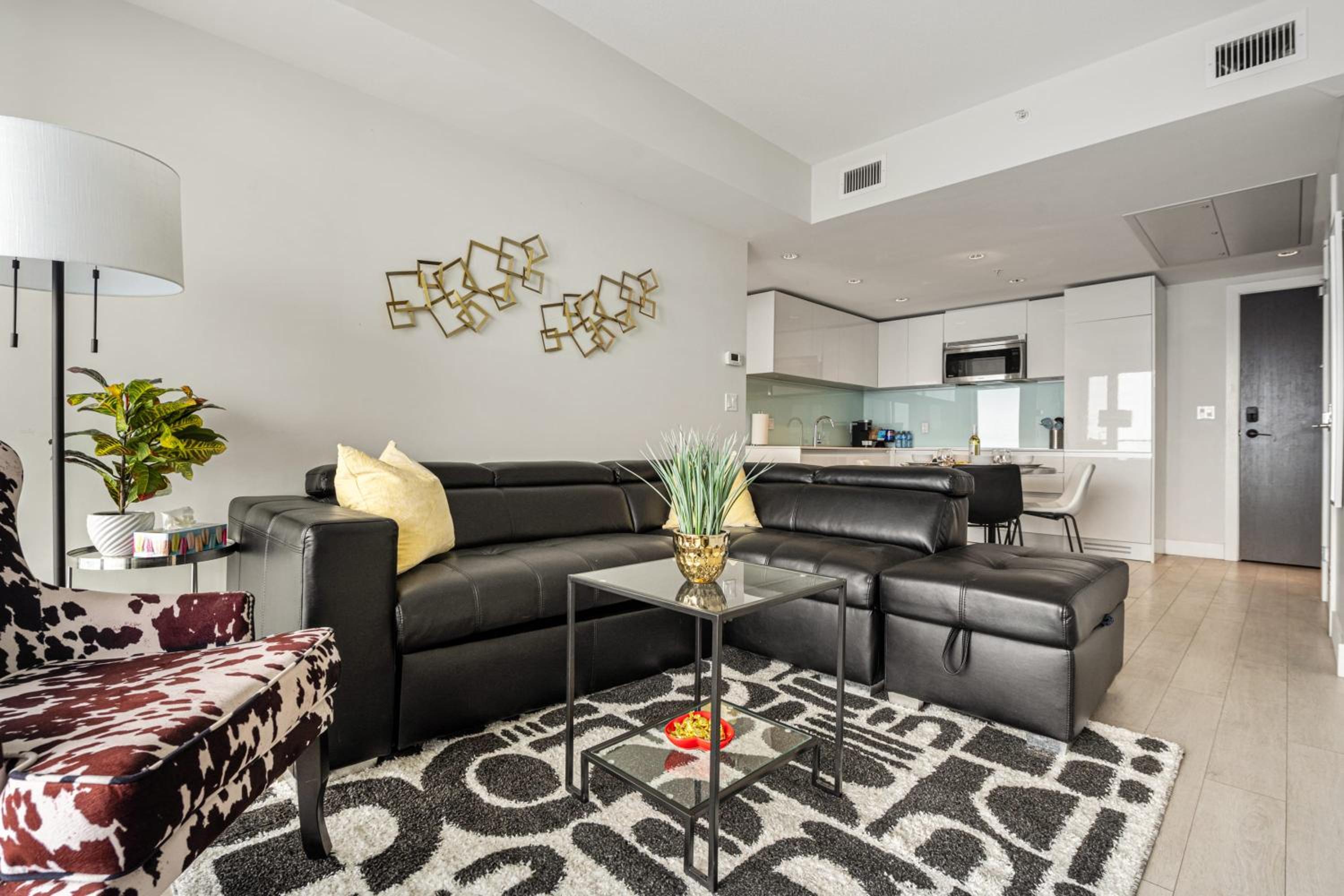 PRIME Downtown 34th FL - Near Stampede, Casino, Bars! FREE Banff Pass, Parking, Wine!