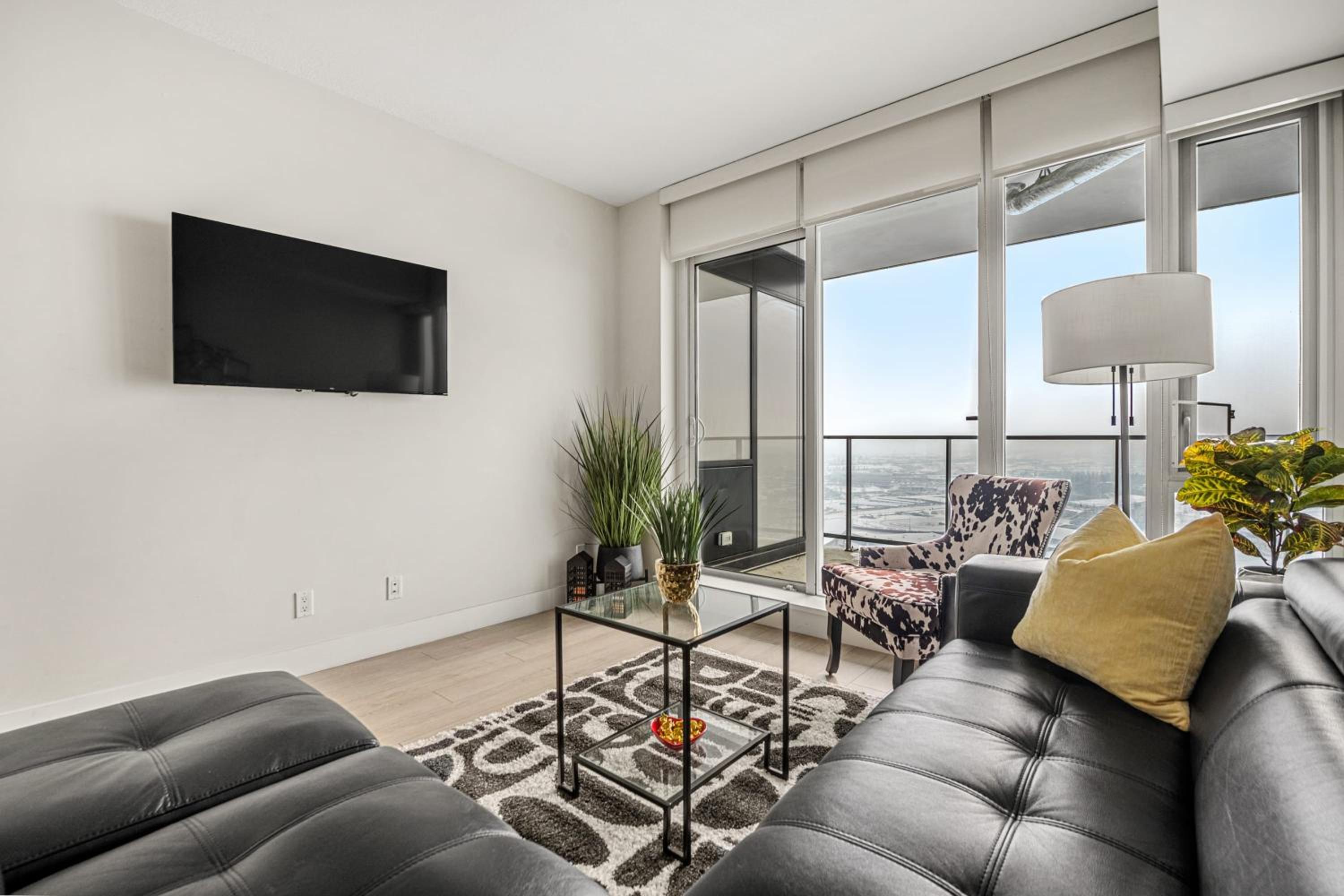 PRIME Downtown 34th FL - Near Stampede, Casino, Bars! FREE Banff Pass, Parking, Wine!