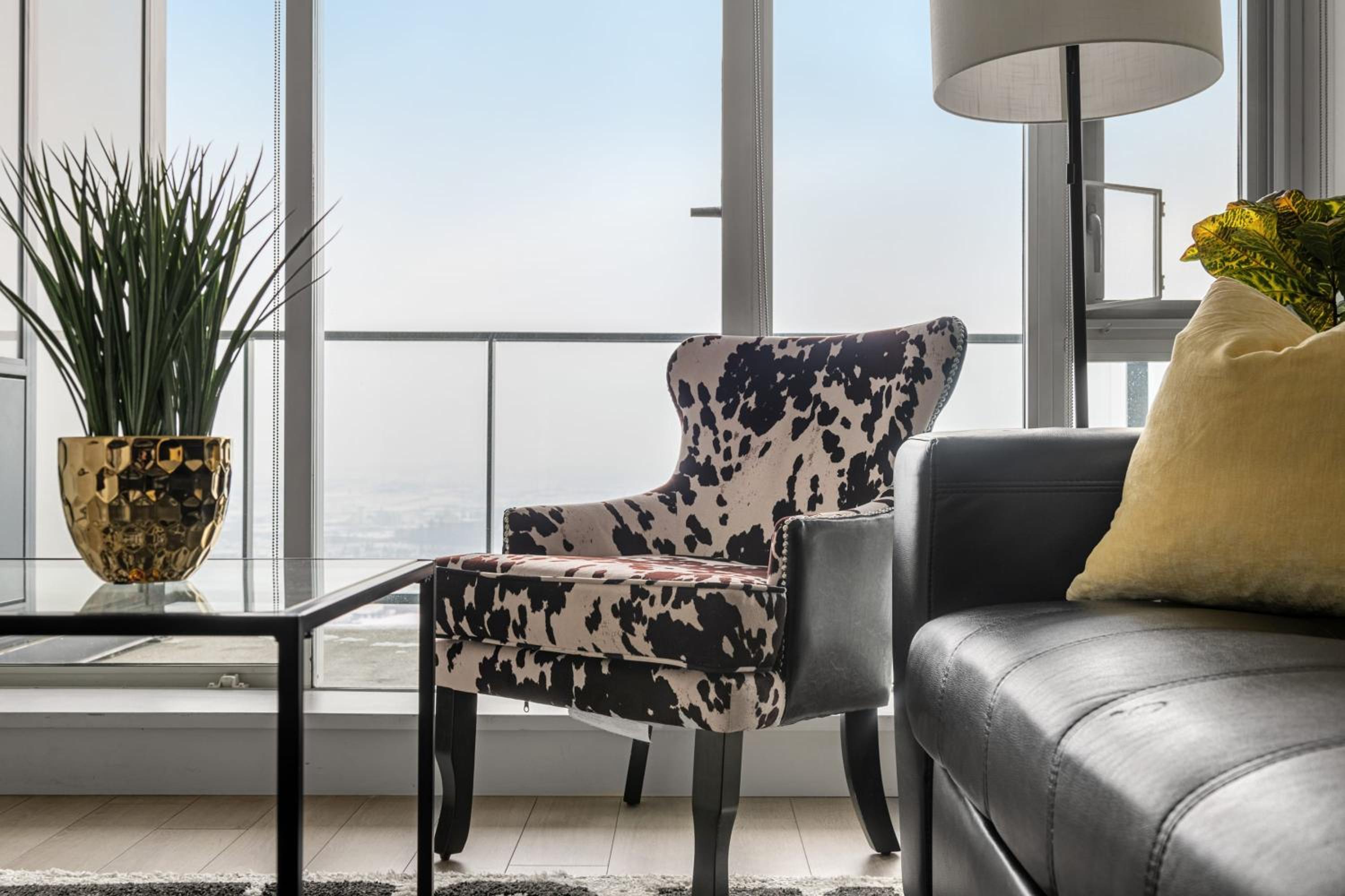 PRIME Downtown 34th FL - Near Stampede, Casino, Bars! FREE Banff Pass, Parking, Wine!