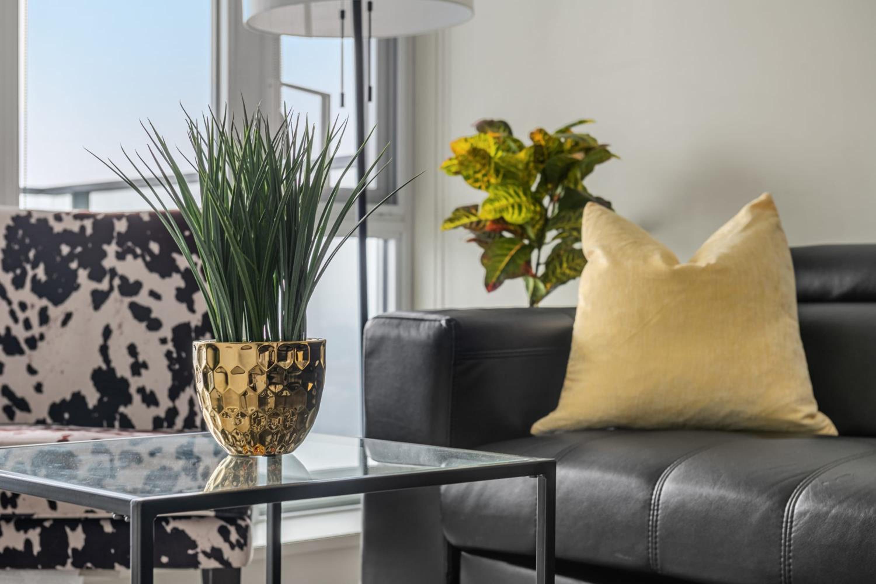 PRIME Downtown 34th FL - Near Stampede, Casino, Bars! FREE Banff Pass, Parking, Wine!