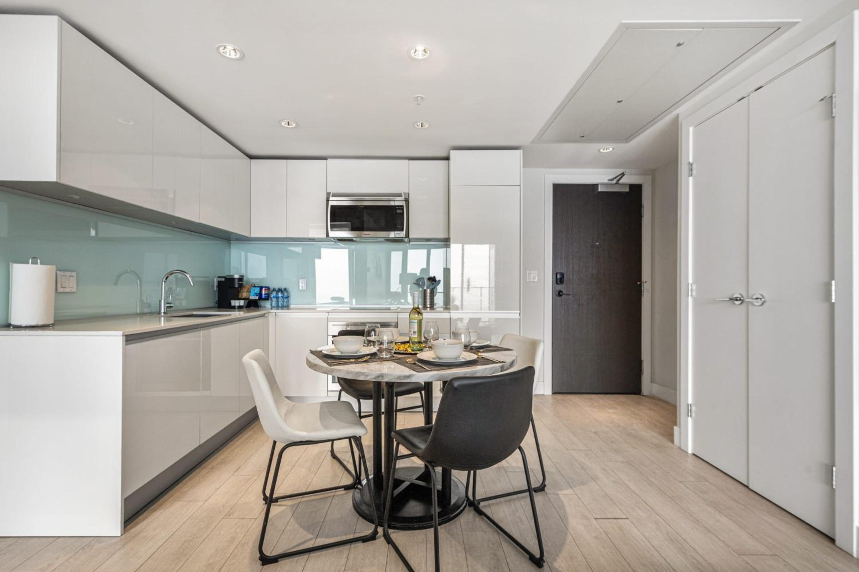 PRIME Downtown 34th FL - Near Stampede, Casino, Bars! FREE Banff Pass, Parking, Wine!