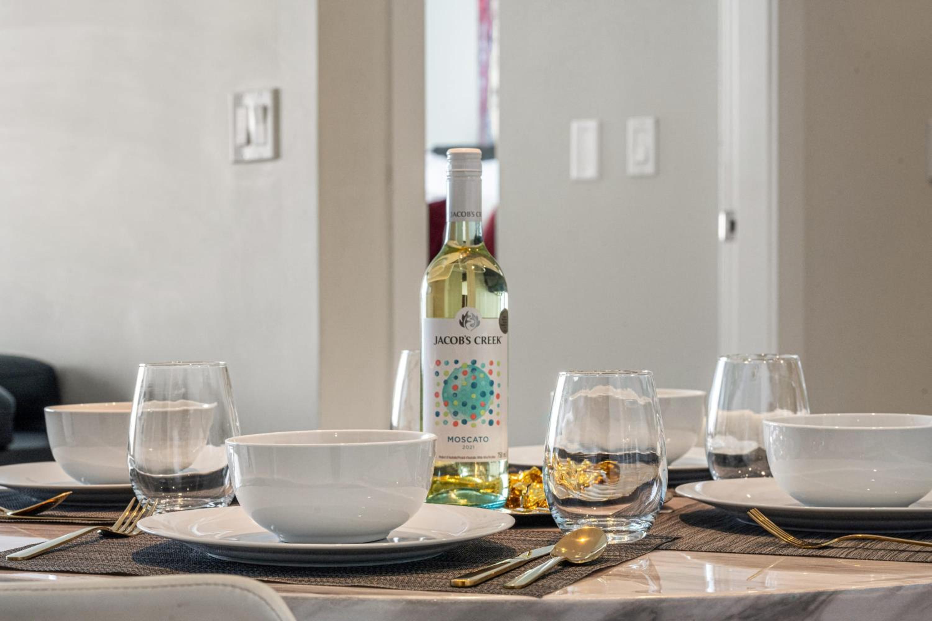 PRIME Downtown 34th FL - Near Stampede, Casino, Bars! FREE Banff Pass, Parking, Wine!