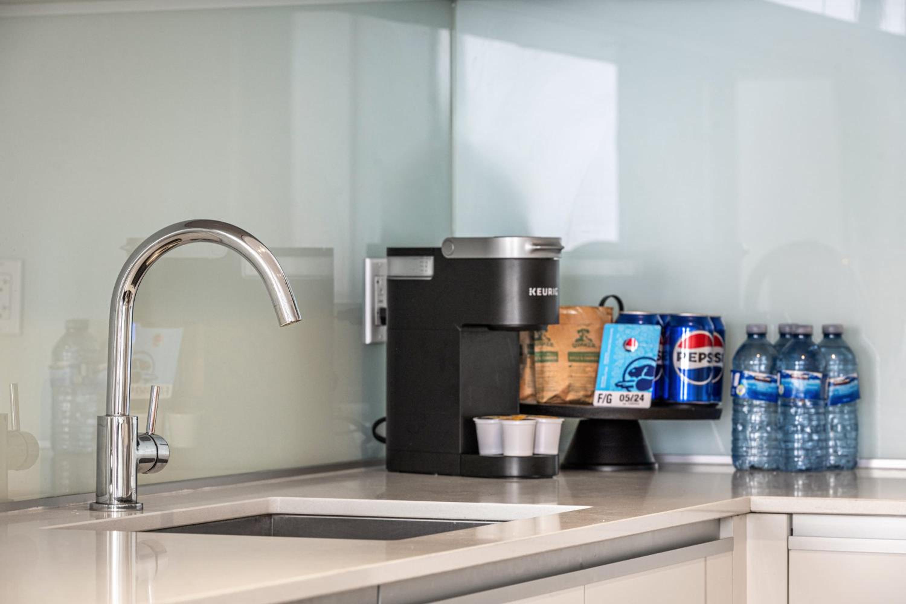 PRIME Downtown 34th FL - Near Stampede, Casino, Bars! FREE Banff Pass, Parking, Wine!