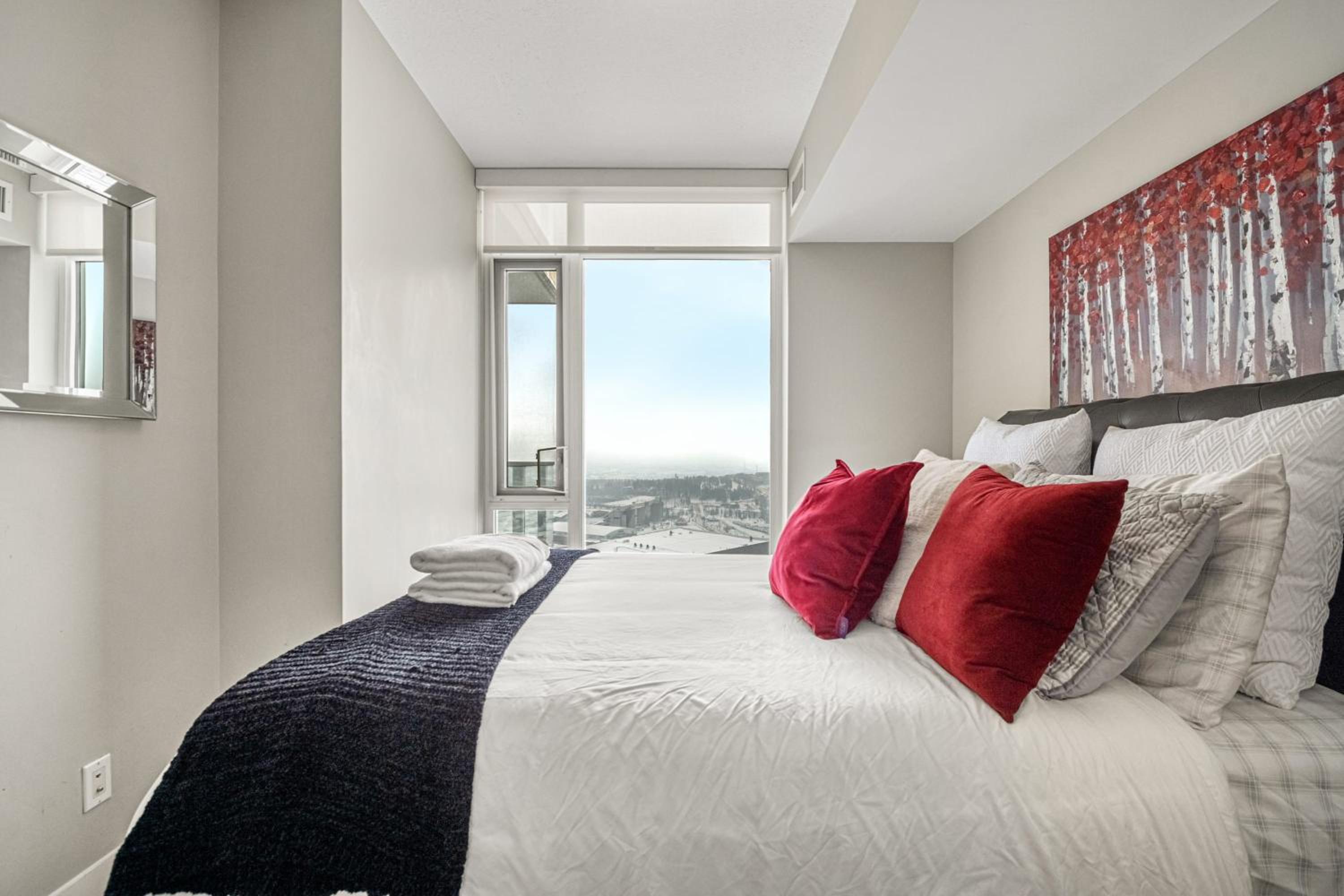 PRIME Downtown 34th FL - Near Stampede, Casino, Bars! FREE Banff Pass, Parking, Wine!