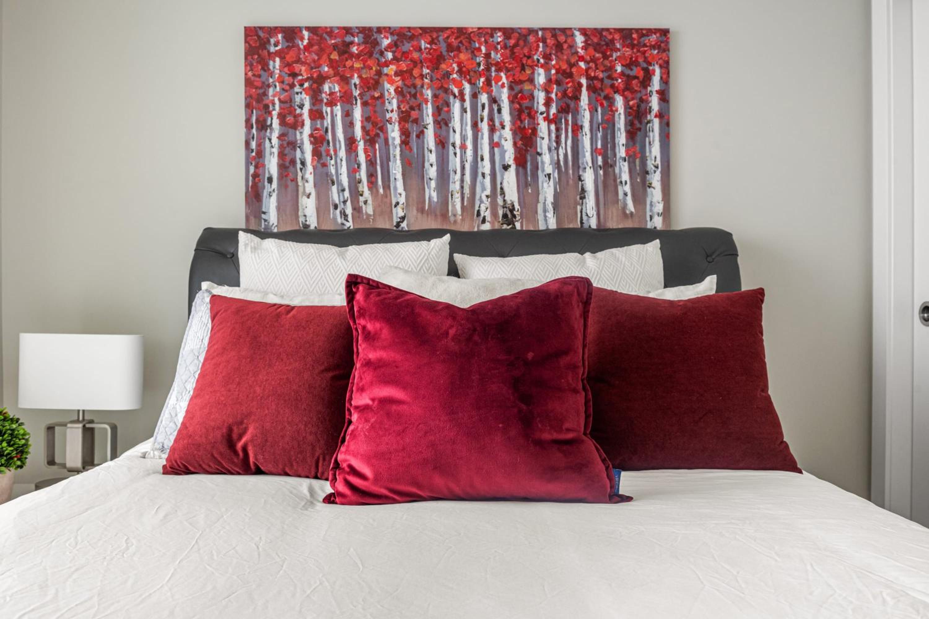 PRIME Downtown 34th FL - Near Stampede, Casino, Bars! FREE Banff Pass, Parking, Wine!