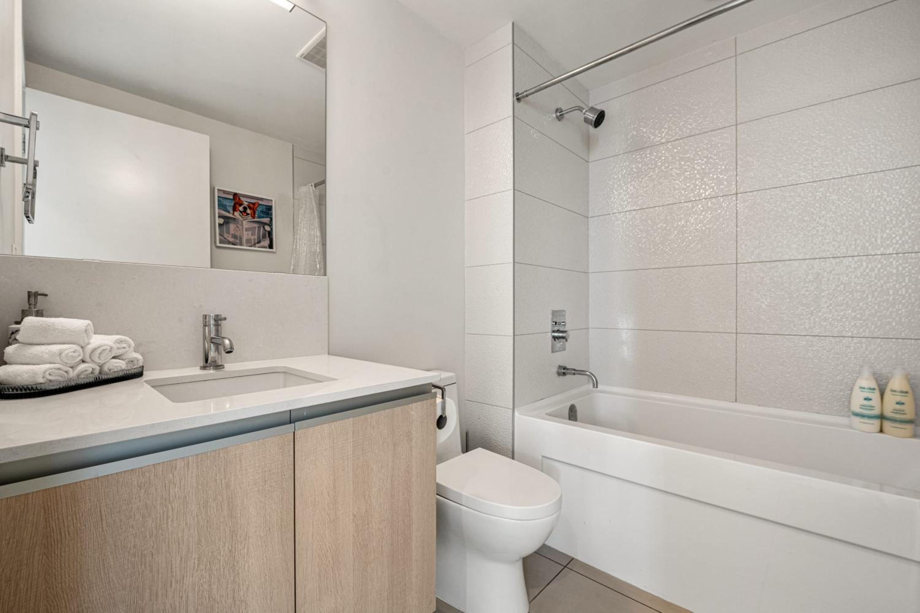 PRIME Downtown 34th FL - Near Stampede, Casino, Bars! FREE Banff Pass, Parking, Wine!