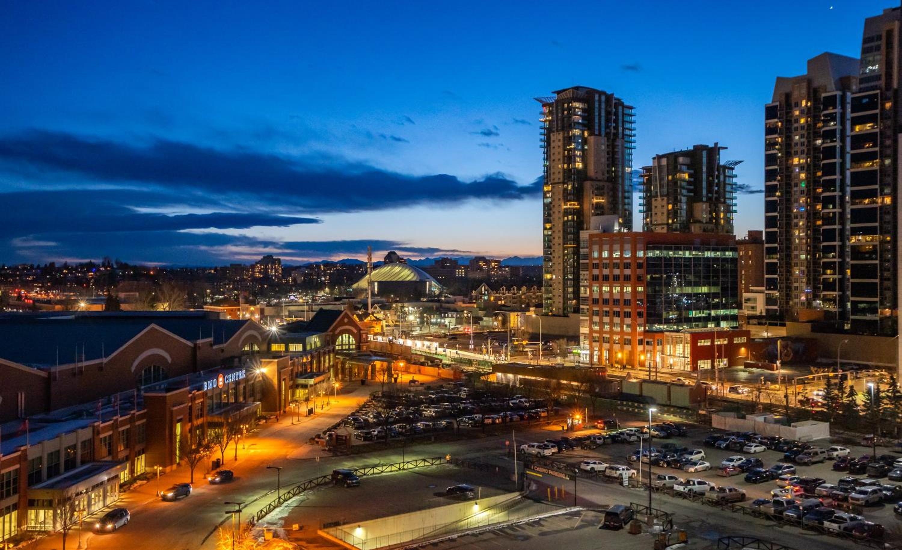 PRIME Downtown 34th FL - Near Stampede, Casino, Bars! FREE Banff Pass, Parking, Wine!