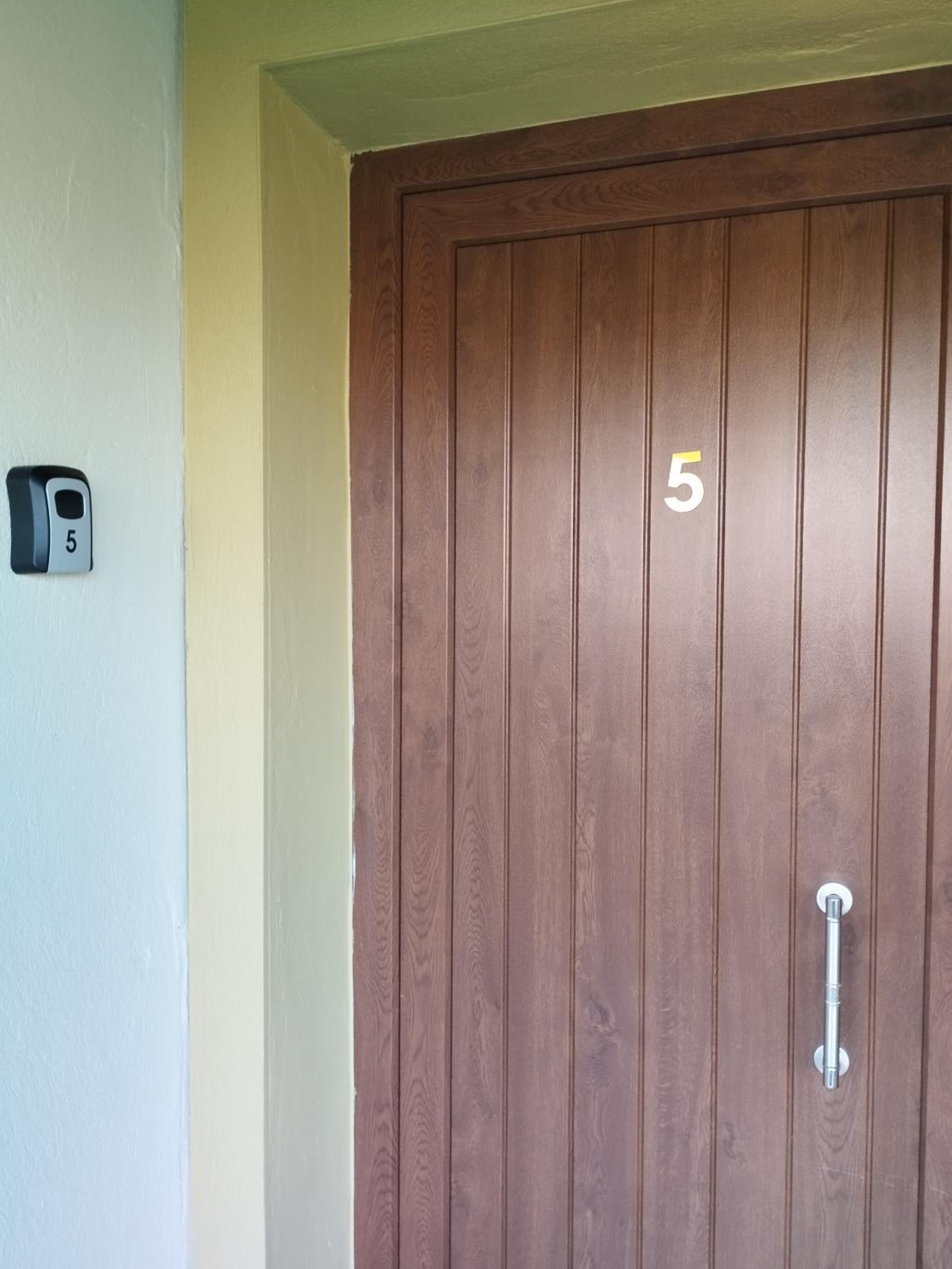 hostel lake plastira