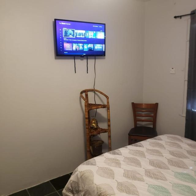 Andeve's quiet, private room with fully equipped shared space !home away from home view 4