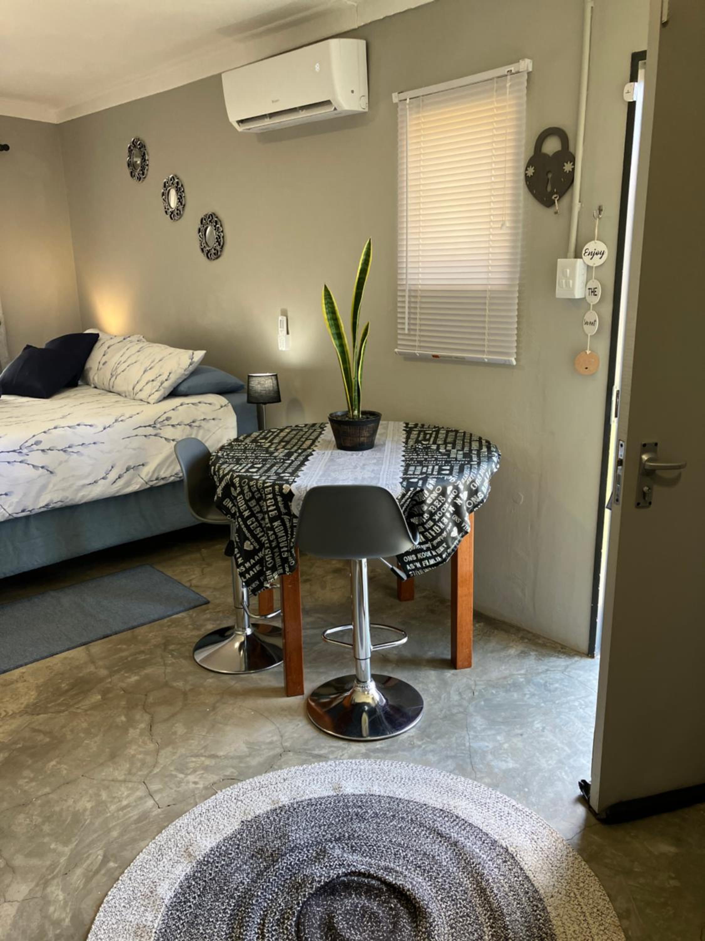 Stellies Accommodation - Room 1 view 5