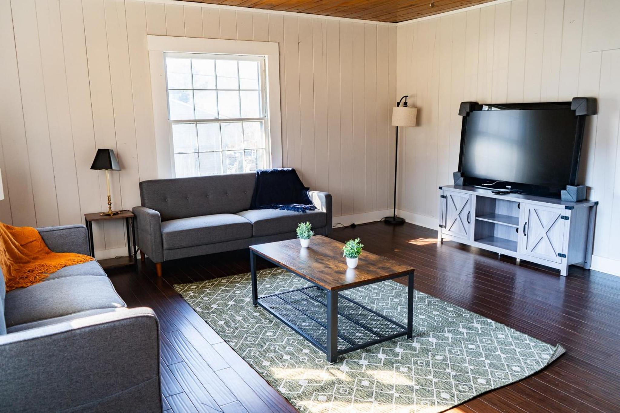 Knoxville Vacations - Charming 2 Bedroom Home with Deck: Retreat in Prime Location - Property Image 3