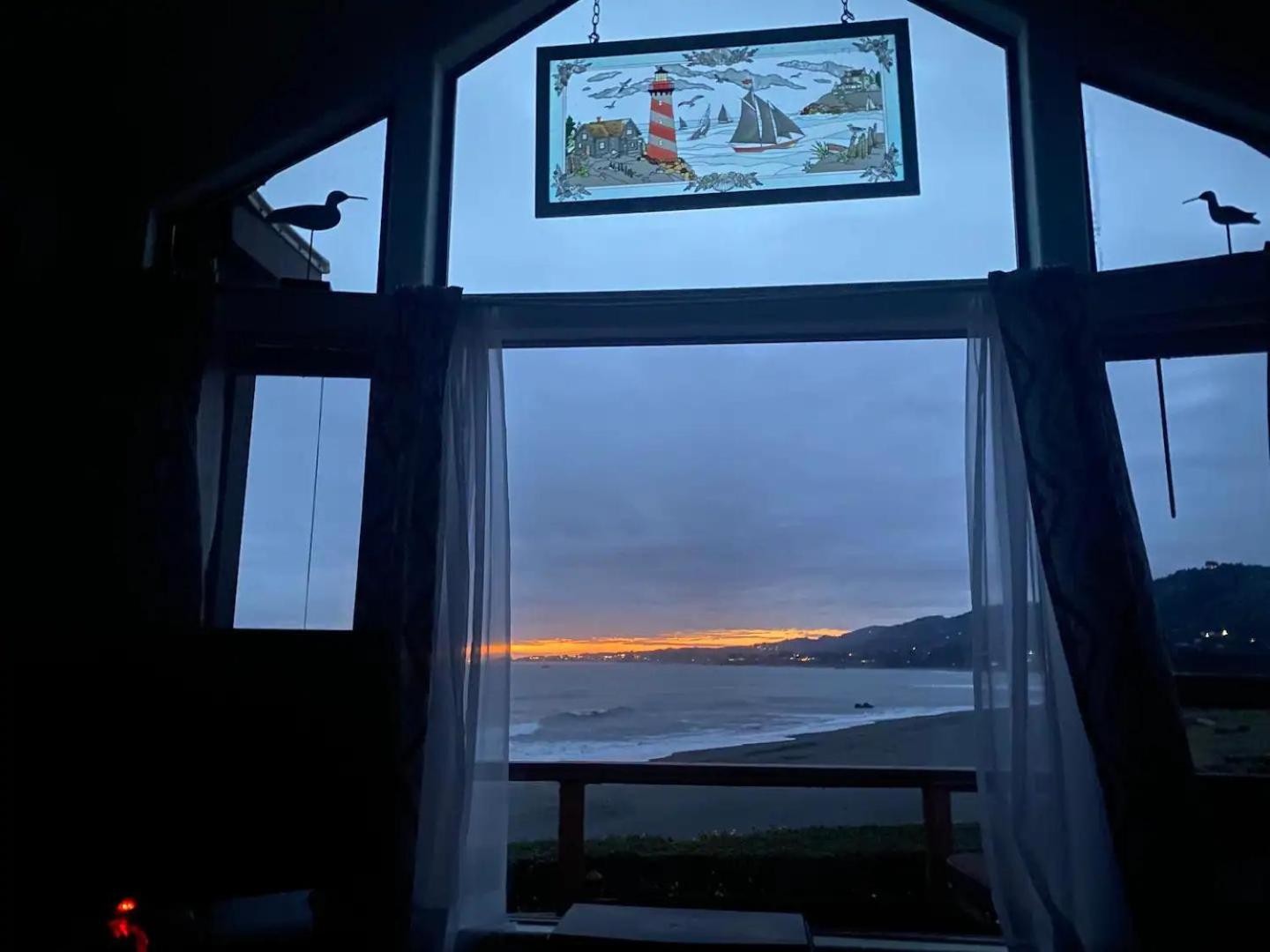 Oceanfront Cabin 4 with Jacuzzi & Stunning Views view 4