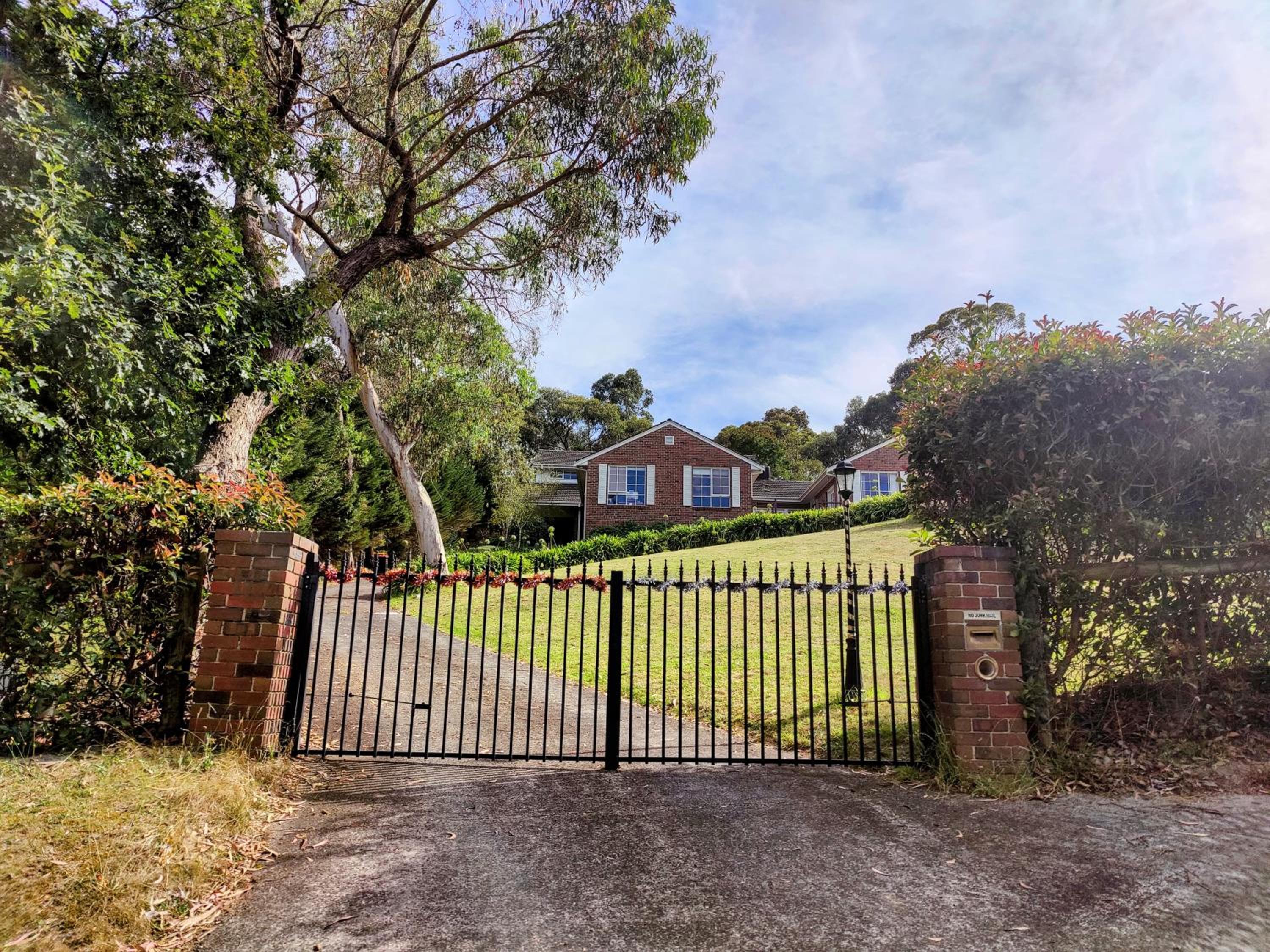 4-bedroom Acre Retreat with Pool & Garden - Pets and Long Stays Welcome