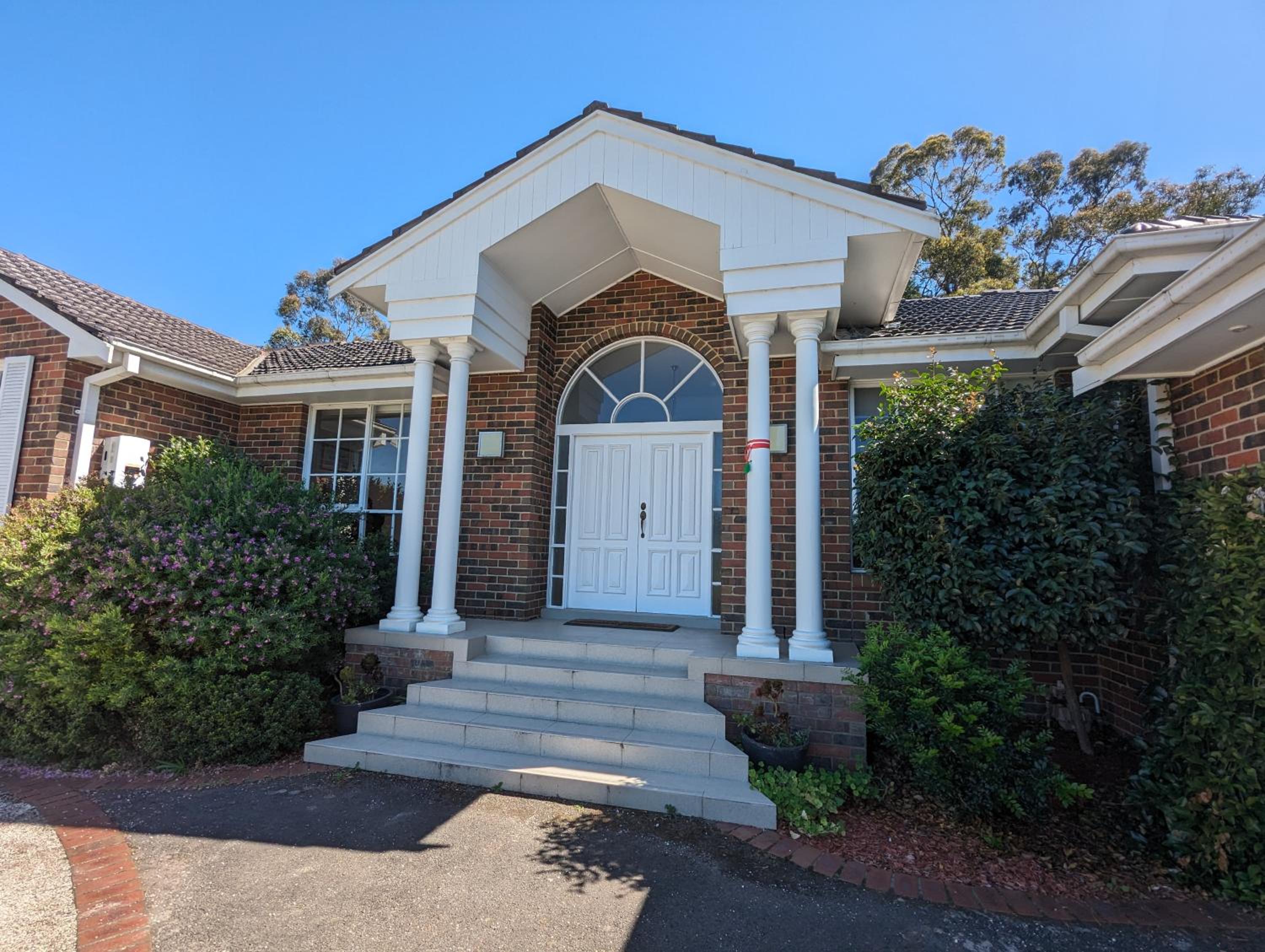 4-bedroom Acre Retreat with Pool & Garden - Pets and Long Stays Welcome