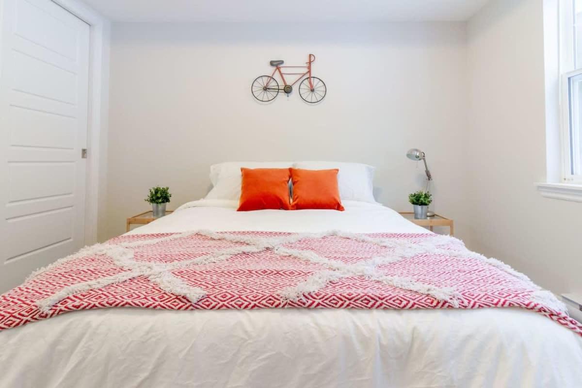 New 2BD Condo, UNB, Hospital, Golf, Patio Coffee