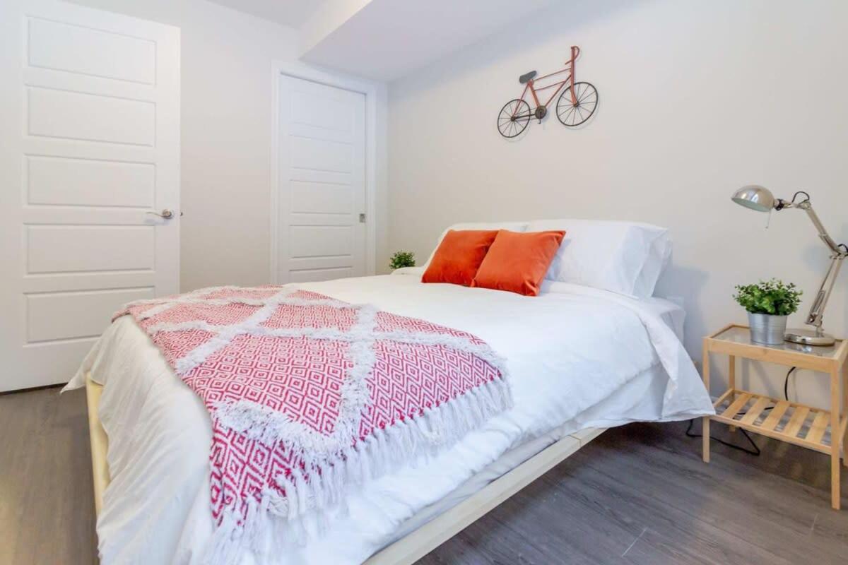 New 2BD Condo, UNB, Hospital, Golf, Patio Coffee