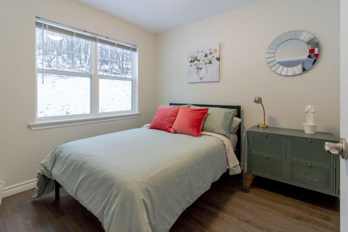 New 2BD Condo, UNB, Hospital, Golf, Patio Coffee