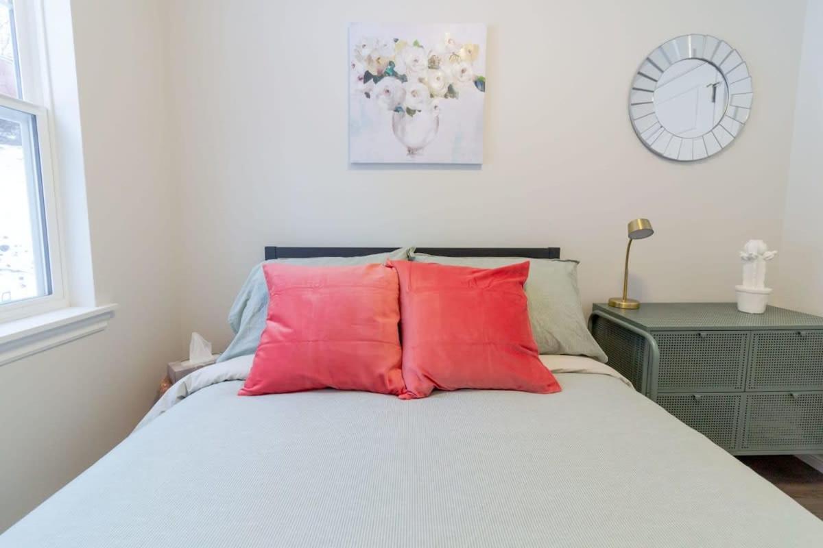 New 2BD Condo, UNB, Hospital, Golf, Patio Coffee