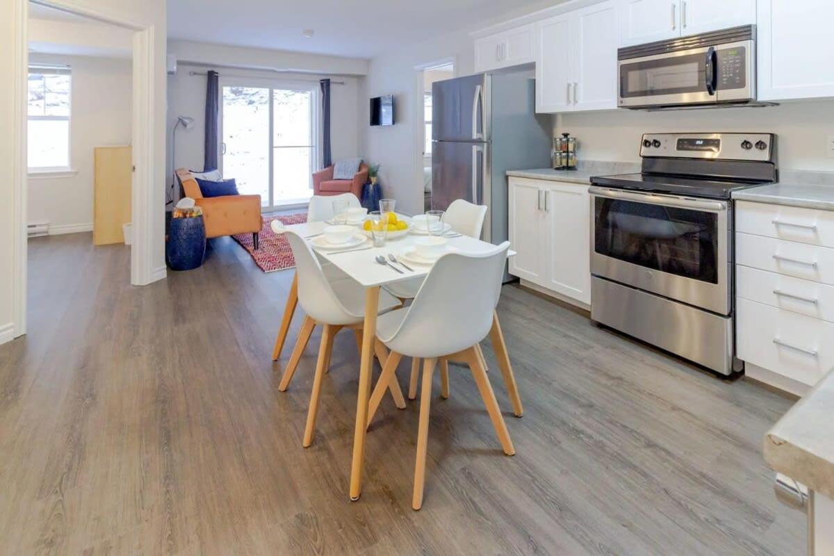 New 2BD Condo, UNB, Hospital, Golf, Patio Coffee