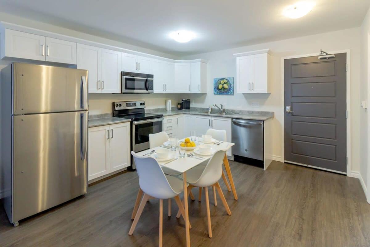 New 2BD Condo, UNB, Hospital, Golf, Patio Coffee