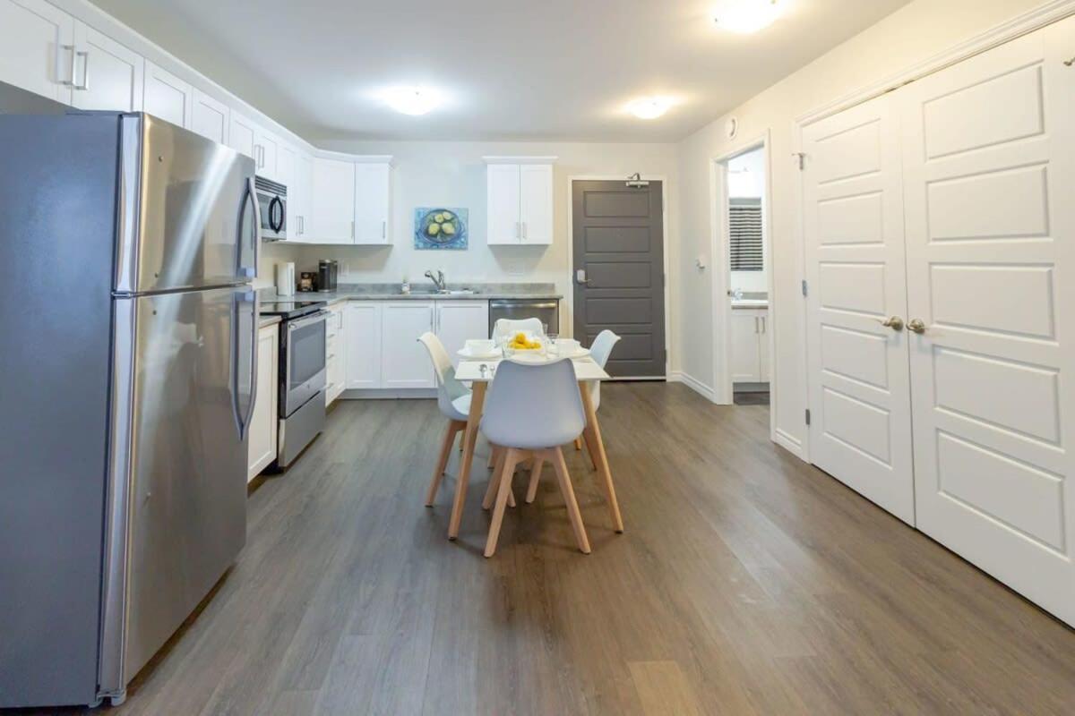 New 2BD Condo, UNB, Hospital, Golf, Patio Coffee
