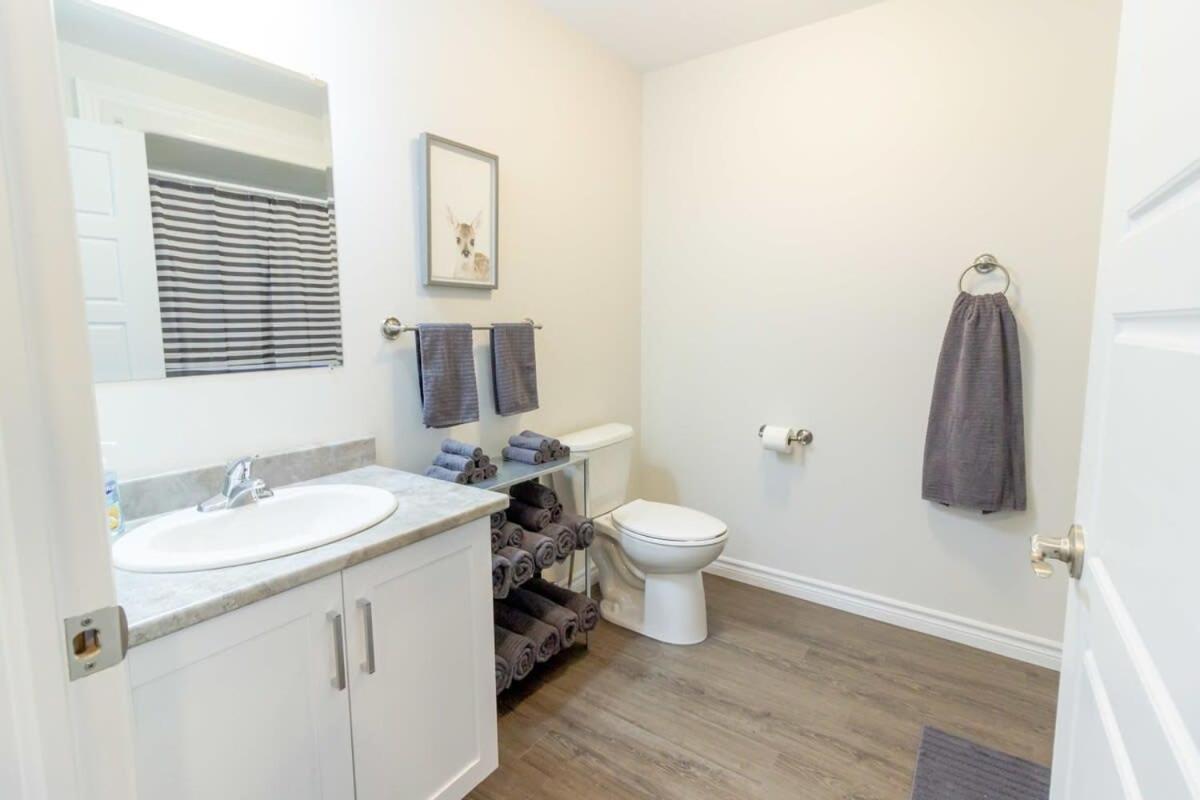 New 2BD Condo, UNB, Hospital, Golf, Patio Coffee