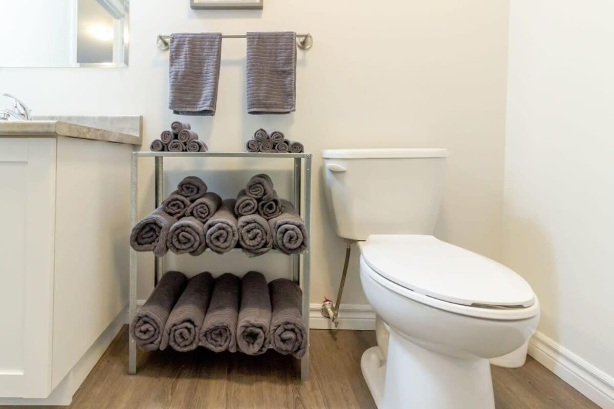 New 2BD Condo, UNB, Hospital, Golf, Patio Coffee
