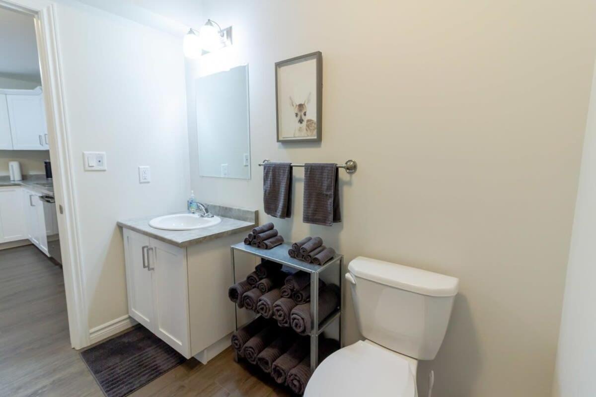 New 2BD Condo, UNB, Hospital, Golf, Patio Coffee