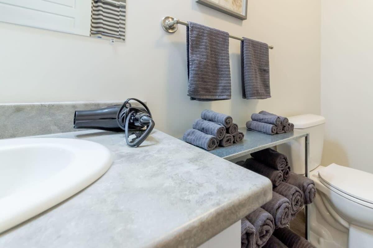 New 2BD Condo, UNB, Hospital, Golf, Patio Coffee