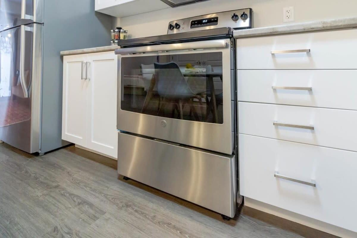 New 2BD Condo, UNB, Hospital, Golf, Patio Coffee