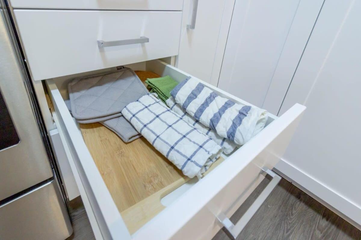 New 2BD Condo, UNB, Hospital, Golf, Patio Coffee