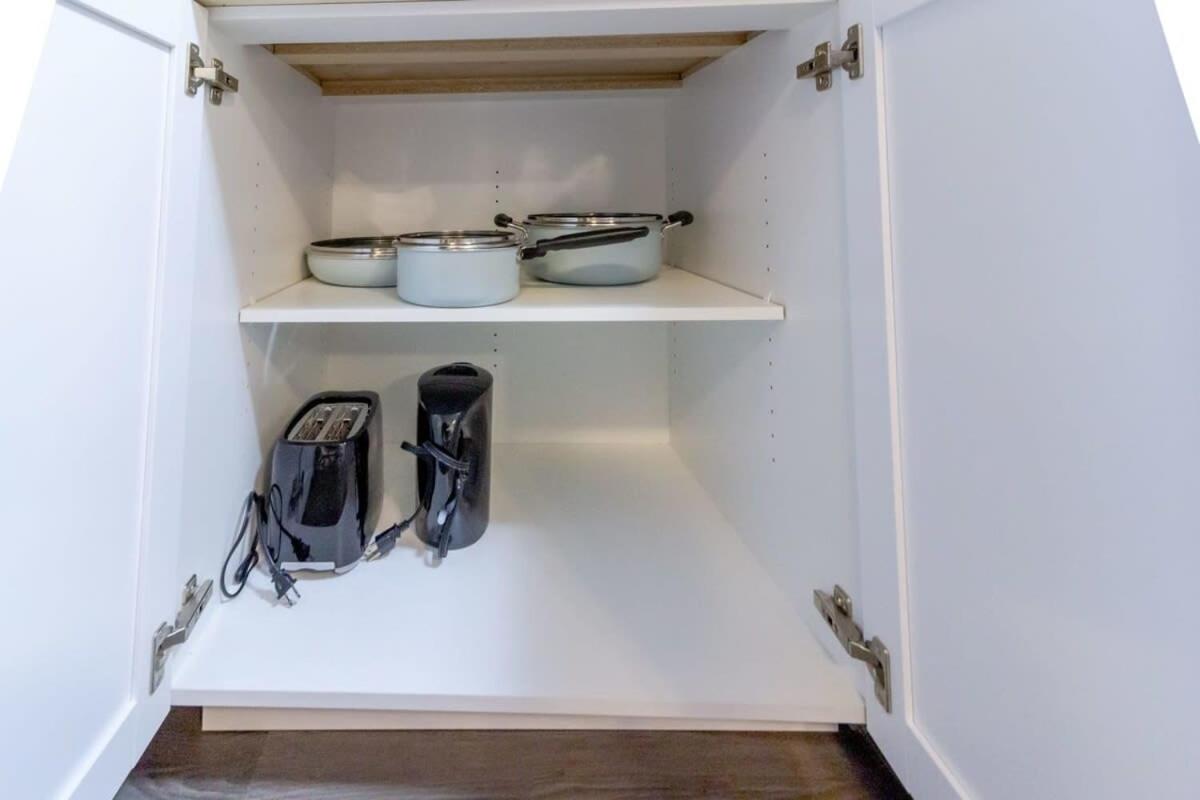 New 2BD Condo, UNB, Hospital, Golf, Patio Coffee