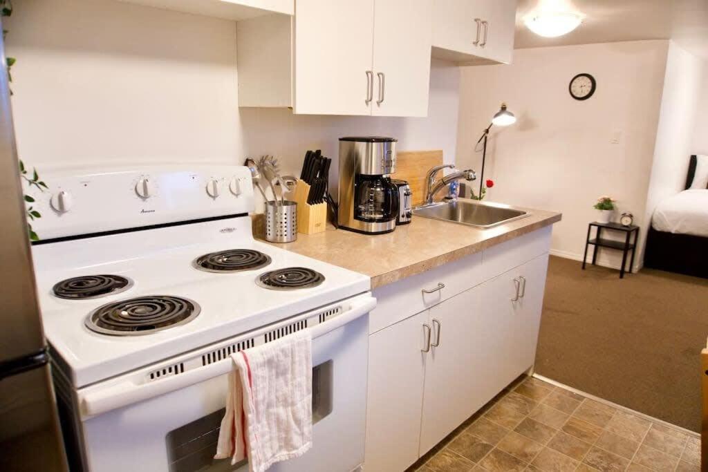 Cozy Studio Downtown Parking Coffee Location