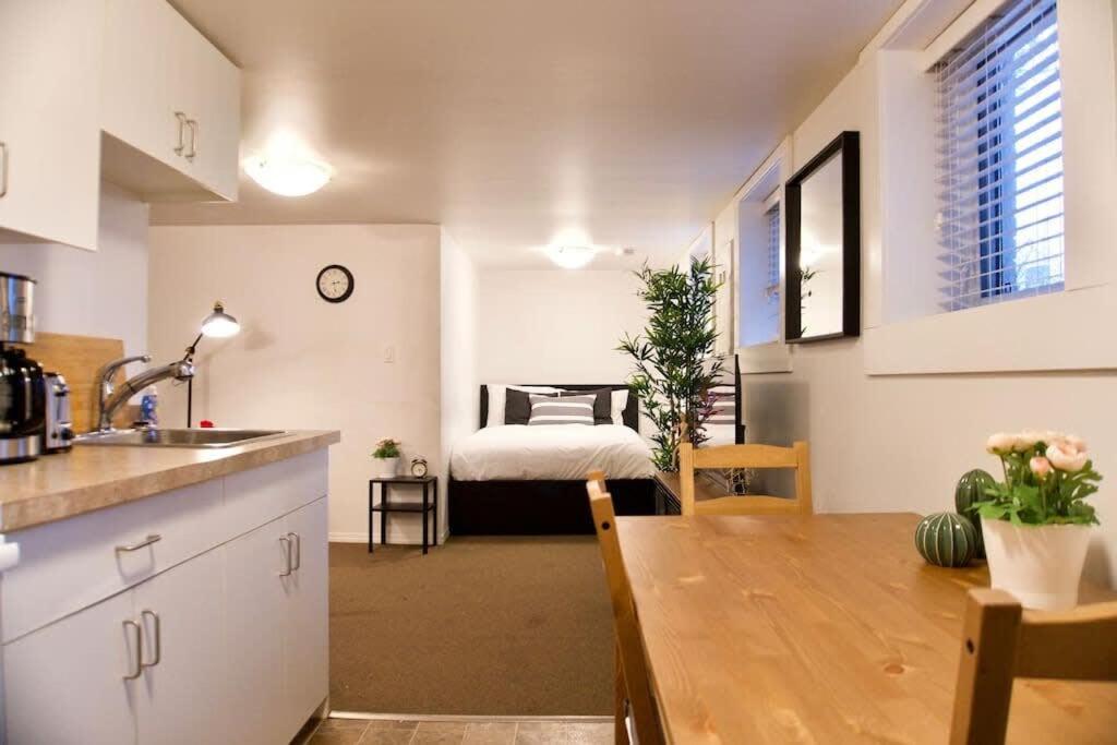 Cozy Studio Downtown Parking Coffee Location